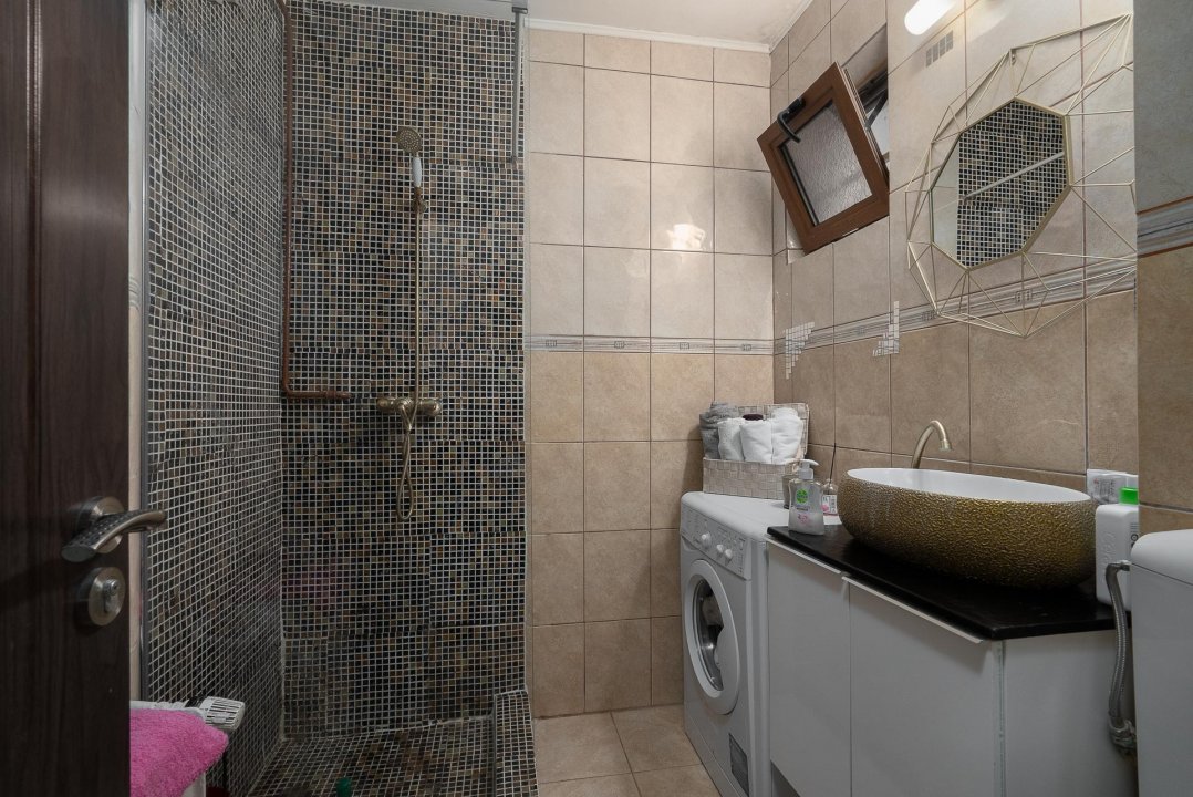 Apartament 2 camere decomandat in bloc tip P