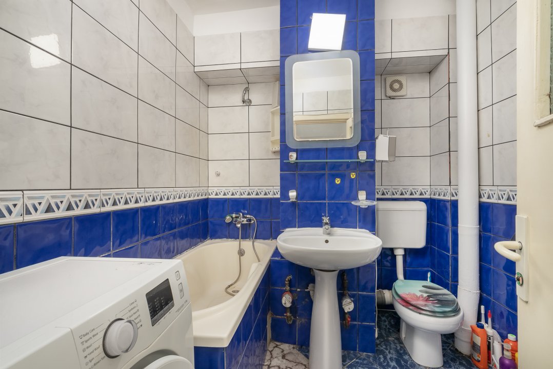Apartament 3 camere Bucla, decomandat, bloc după 80'