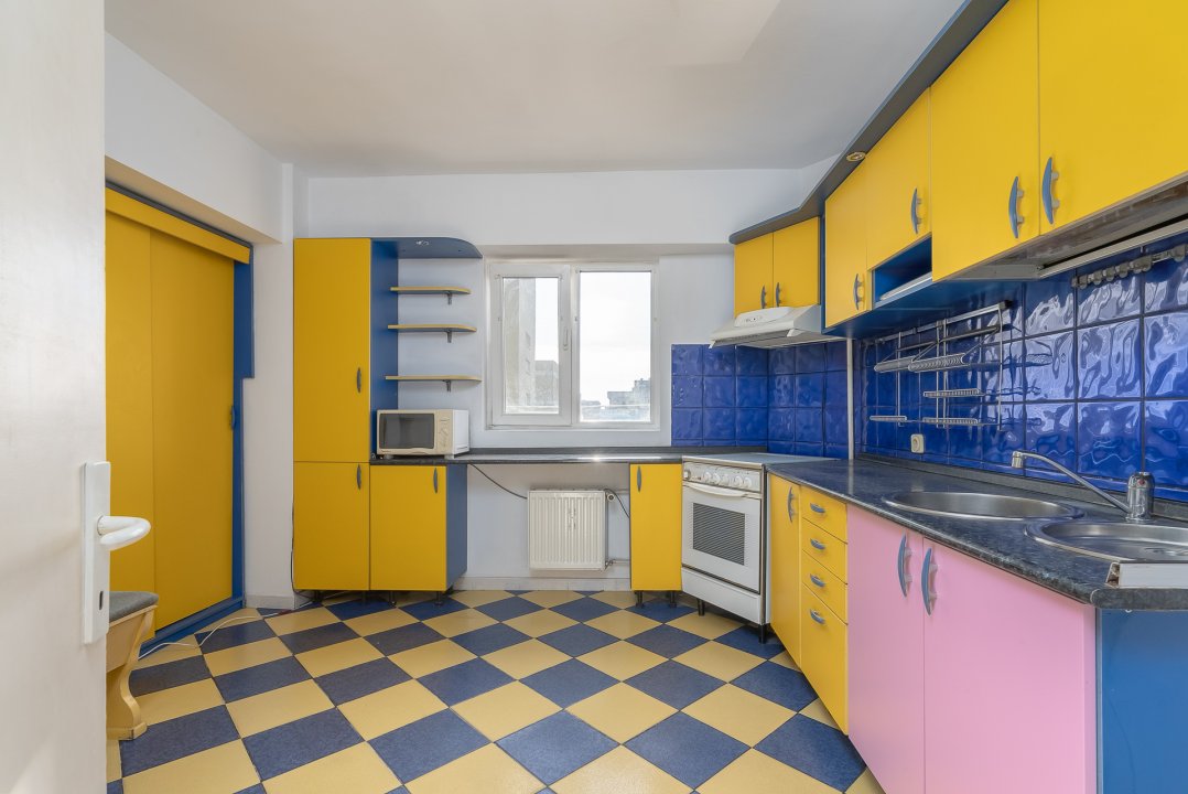 Apartament 3 camere Bucla, decomandat, bloc după 80'