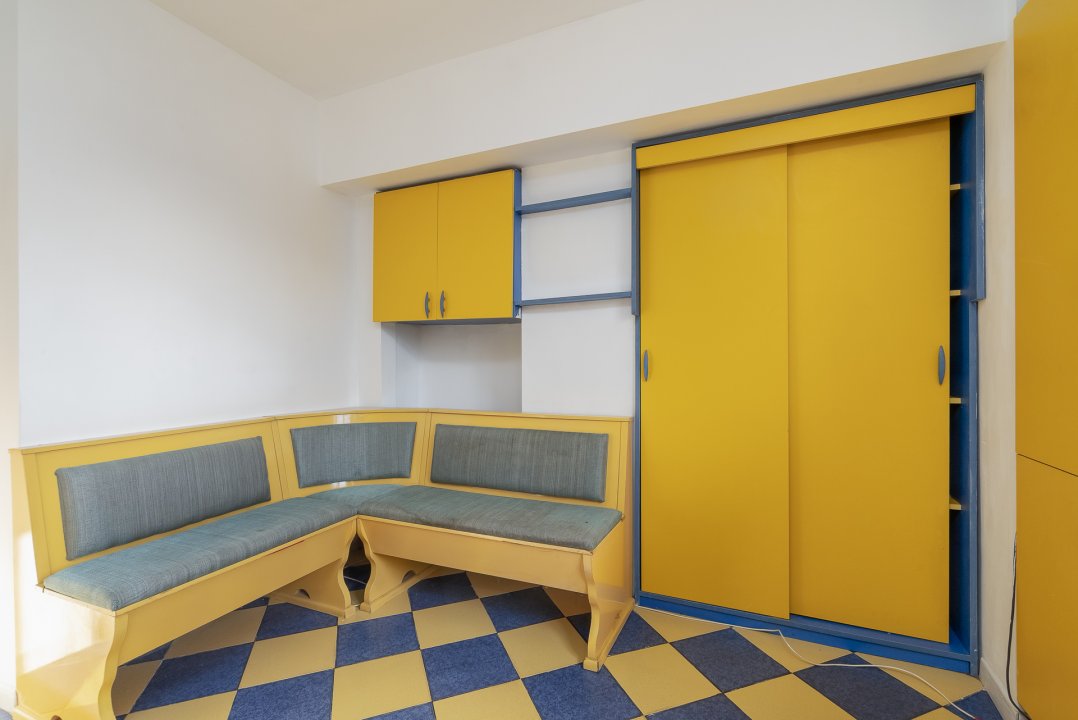 Apartament 3 camere Bucla, decomandat, bloc după 80'