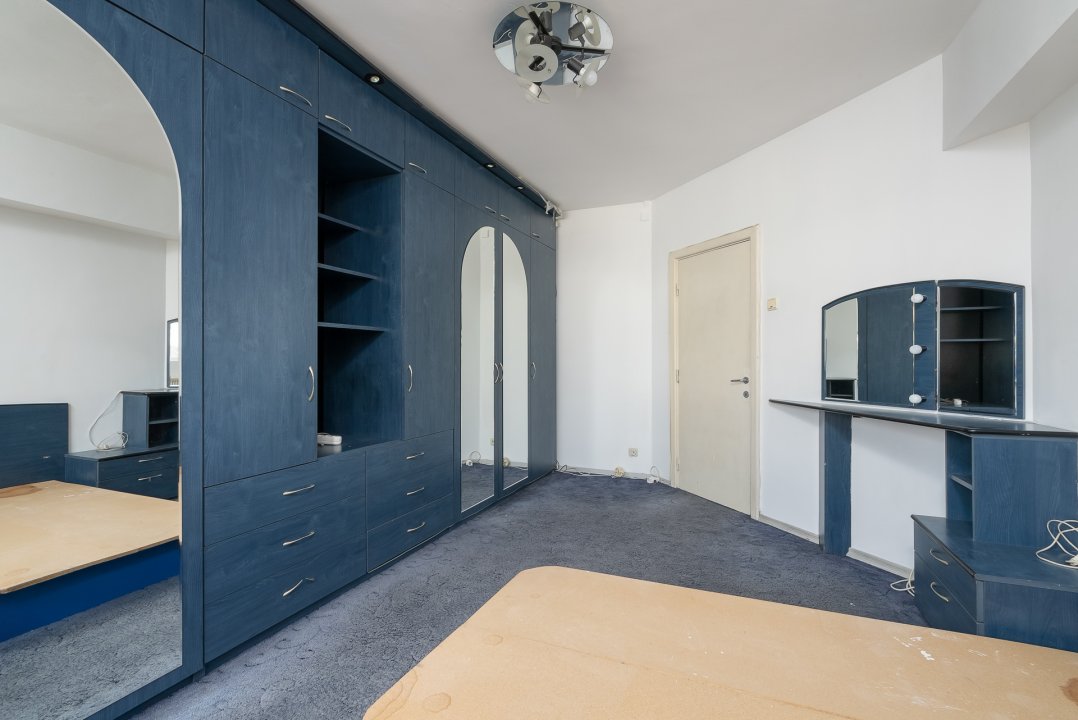 Apartament 3 camere Bucla, decomandat, bloc după 80'