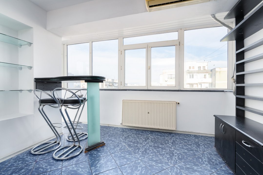 Apartament 3 camere Bucla, decomandat, bloc după 80'