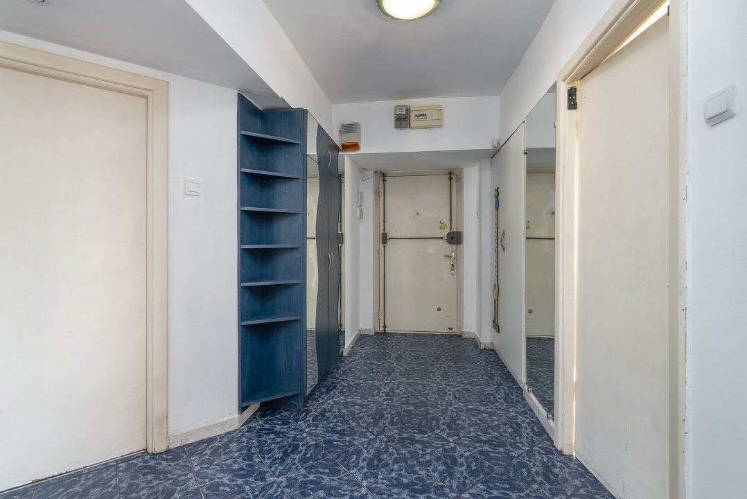 Apartament 3 camere Bucla, decomandat, bloc după 80'