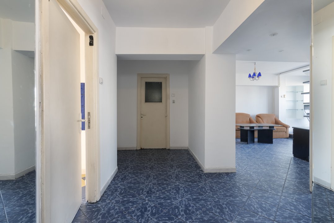 Apartament 3 camere Bucla, decomandat, bloc după 80'