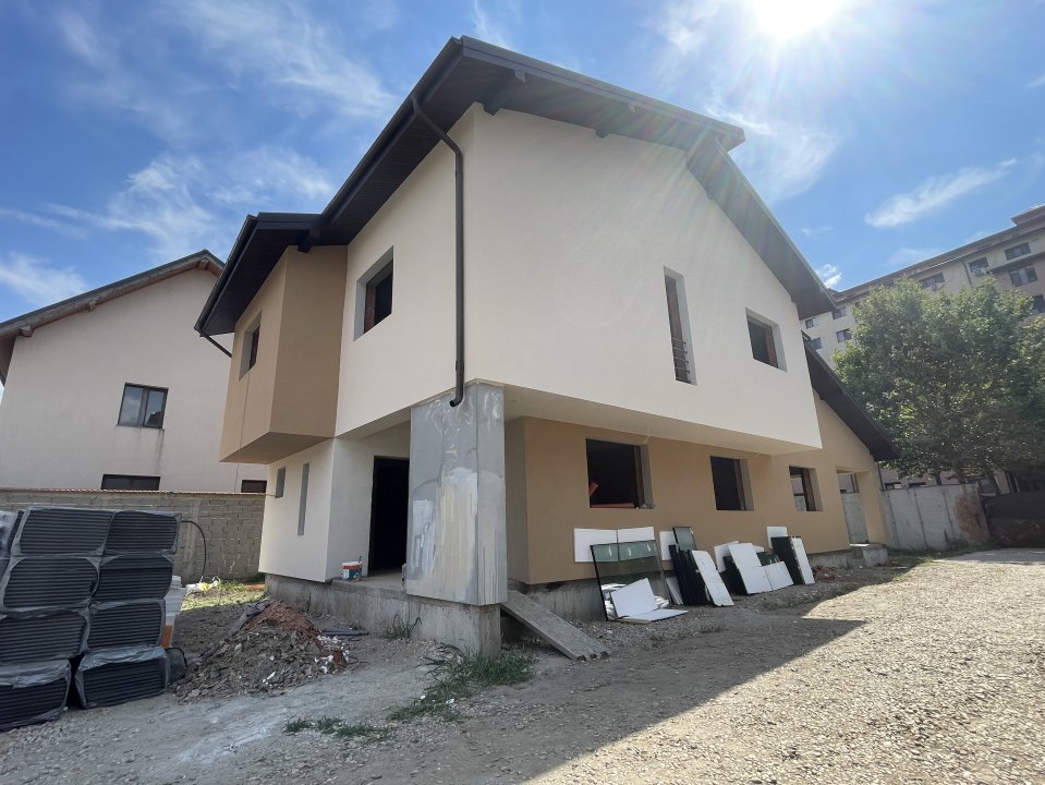 Casa individuala 5 camere cu terasa, Str Maracineni
