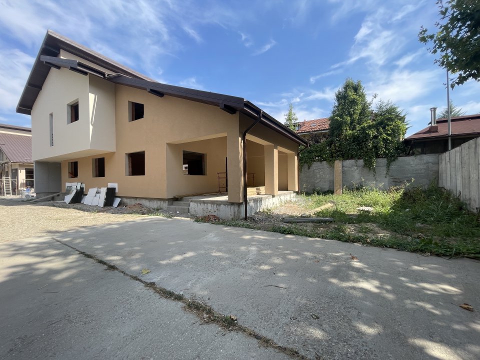 Casa individuala 5 camere cu terasa, Str Maracineni