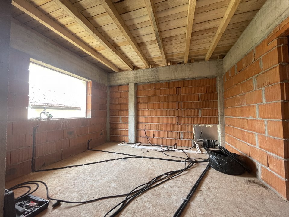 Casa individuala 5 camere cu terasa, Str Maracineni