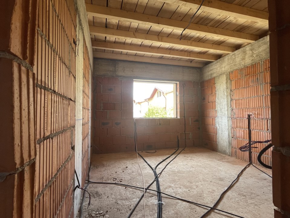 Casa individuala 5 camere cu terasa, Str Maracineni