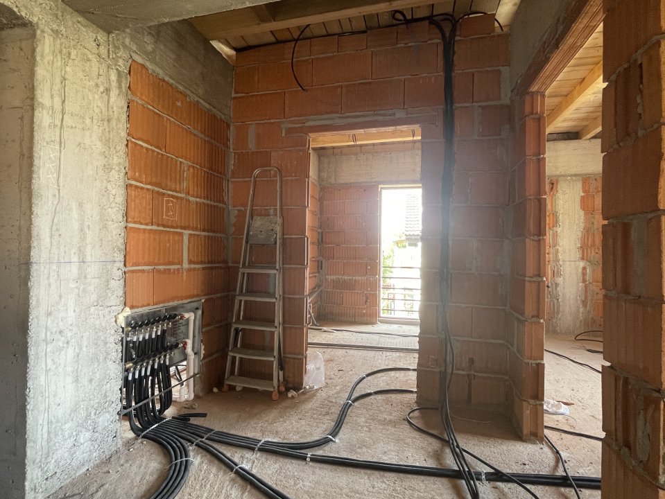 Casa individuala 5 camere cu terasa, Str Maracineni