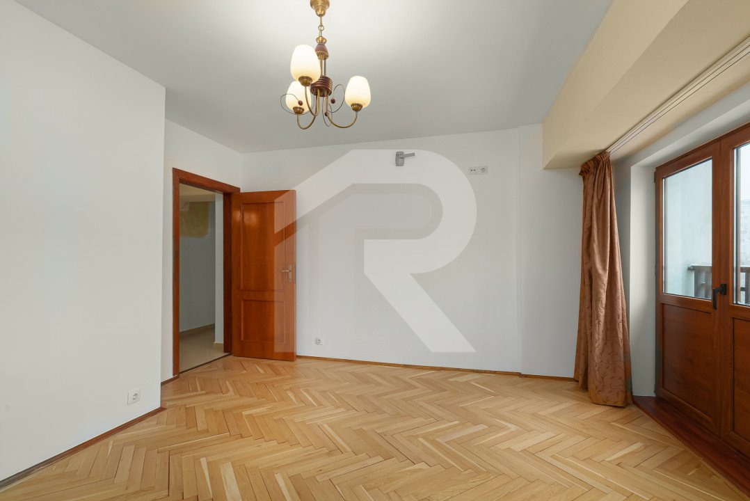 3 camere de închiriat Rond Alba Iulia-Restaurant Arogant pretabil birou