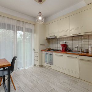 APĂRĂTORII PATRIEI – CASA CU 4 CAMERE, 3 BĂI, CURTE, LOC PARCARE