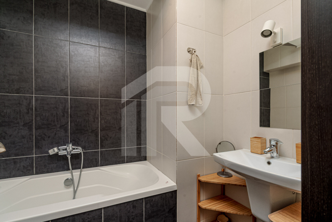 APĂRĂTORII PATRIEI – CASA CU 4 CAMERE, 3 BĂI, CURTE, LOC PARCARE