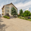 Casa cu teren de 3000 mp - ponton la lac - piscina si casa de oaspeti