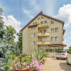 Casa cu teren de 3000 mp - ponton la lac - piscina si casa de oaspeti