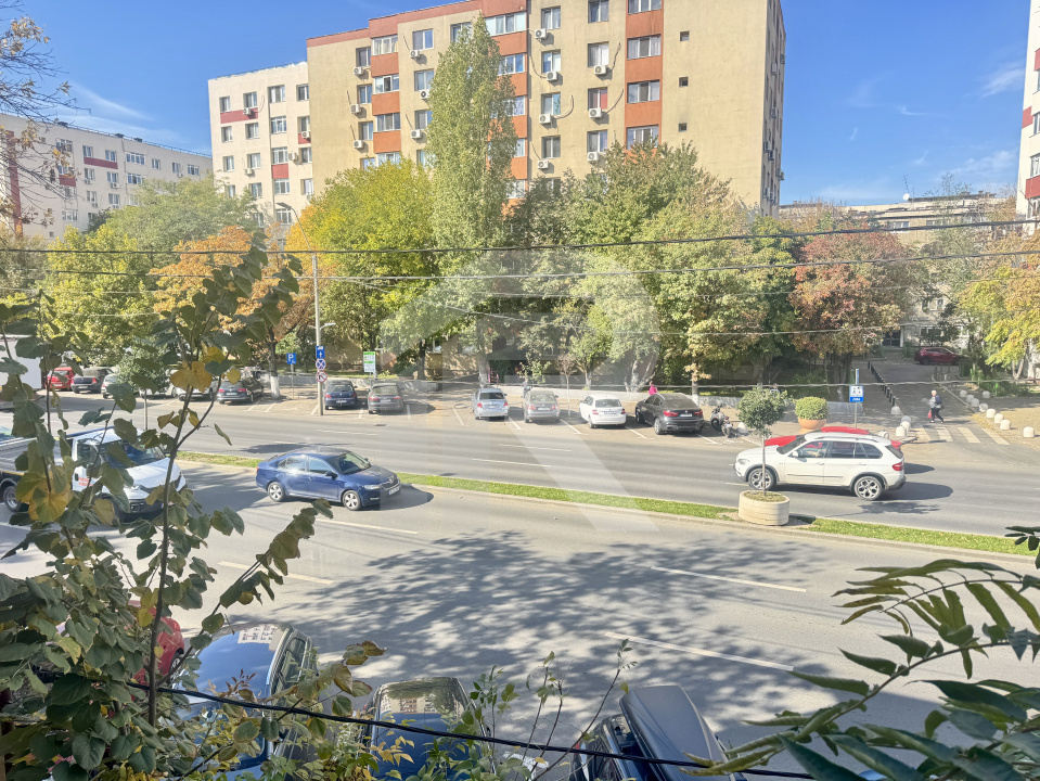 Spațiu comercial/birouri de închiriere, P+1+M, 260 mp, deschidere dubla, curte 