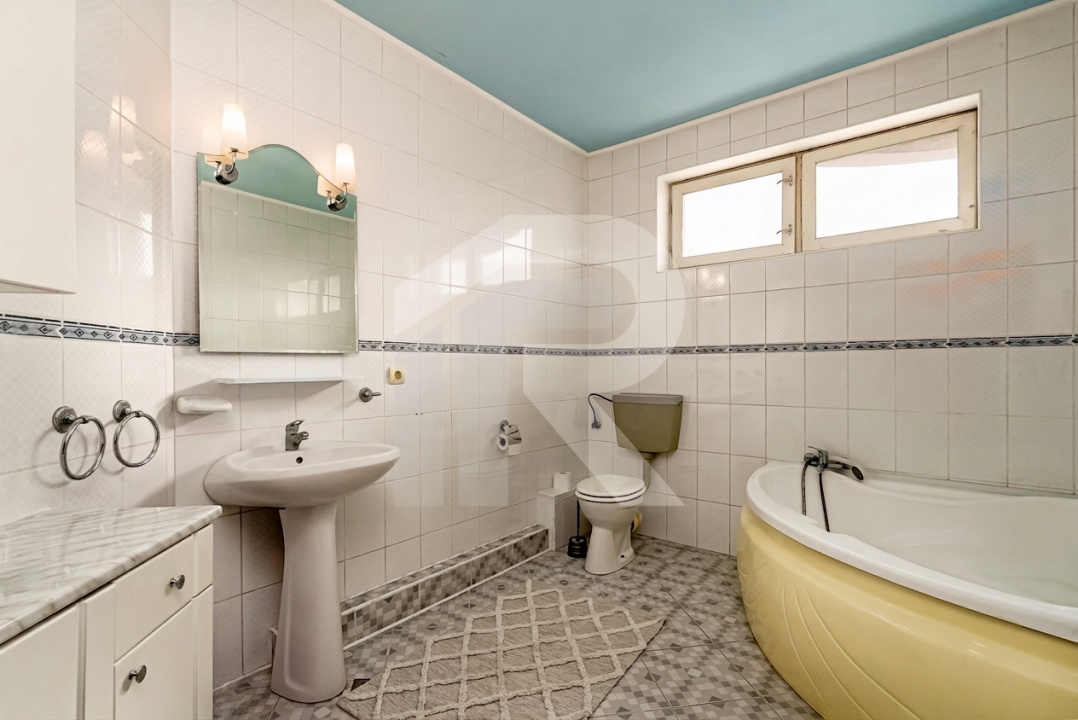 Casa spațioasă cu vedere la Lacul Grivița | 5 dormitoare | teren 793 mp